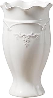 Vaso de cerâmica branca decorativo com detalhes ondulados, ideal para decoração.
