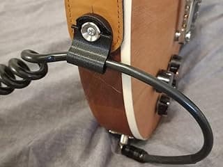 Trava de cabo preto para guitarra em fundo cinza