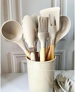 Conjunto de utensílios de cozinha em silicone com cabo de madeira, dispostos em suporte