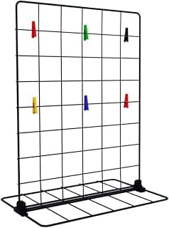 Quadro de fotos preto com grade e clips coloridos para decoração de mesa