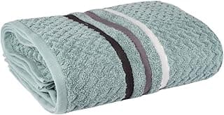 Toalha de banho Jacquard Trento Corttex dobrada com listras verticais em tons de verde, preto, cinza e branco.
