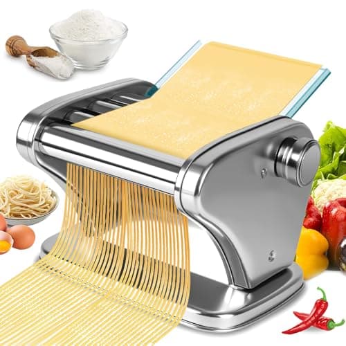 Máquina de macarrão elétrica em aço inoxidável produzindo massa fresca com legumes e ovos no fundo