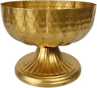 Recipiente de flores de bronze vintage com detalhes texturizados, ângulo frontal, fundo branco
