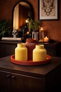 Conjunto de vasos decorativos modernos em bandeja marrom, com vasos amarelos e marrons, em ambiente interno.
