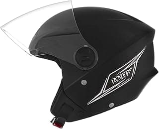 Capacete preto fosco com viseira transparente, logo branco na lateral, ajustes de correias e botões