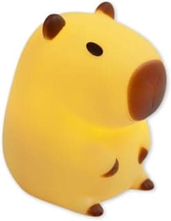 Luminária de mesa em forma de capivara com luz suave, cor amarela e marrom, ideal para ambientes relaxantes.