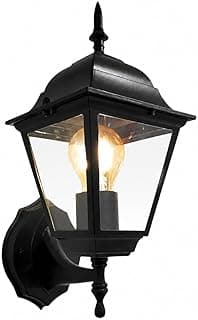 Arandela colonial de parede em alumínio preto com quatro faces externas, iluminada por uma lâmpada incandescente.