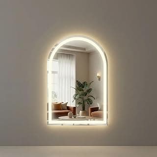 Espelho arqueado com luz LED branca, refletindo sala com sofá e planta