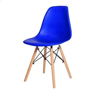Cadeira azul com estrutura metálica e base de madeira, design moderno