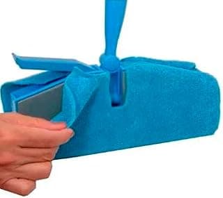 Refil de vassoura azul para mop, segurado por uma mão, fundo branco