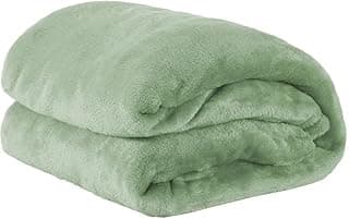Manta de microfibra verde dobrada, fundo branco