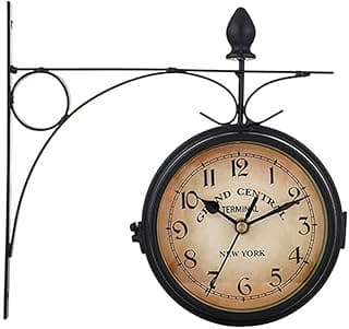 Relógio de parede vintage com estrutura de metal preto e mostrador marrom, inscrição 'GRAND CENTRAL TERMINAL' e 'NEW YORK', fixado em suporte de metal preto.