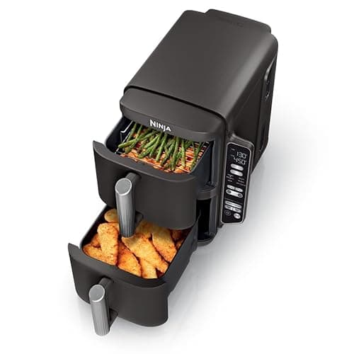 Fogão elétrico Ninja DoubleStack Air Fryer com dois cestos abertos mostrando alimentos fritos e legumes cozidos