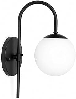 Arandela moderna com globo de vidro leitoso e acabamento fosco preto