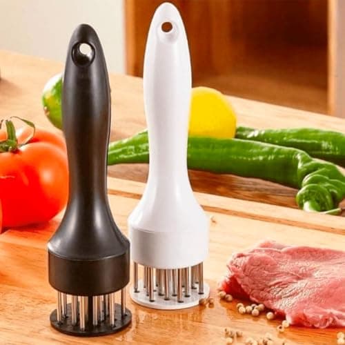 Amaciador de carne manual com furador de 24 lâminas em aço inox, ideal para cozinha e churrasco, mostrando dois modelos em preto e branco sobre uma tábua de corte com legumes e carne.