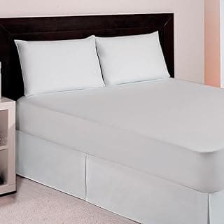 Protetor de colchão impermeável branco para cama de casal, com fundo rosa e cabeceira escura