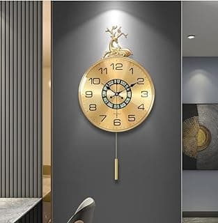 Relógio de parede dourado com padrão de concha natural para sala de estar ou escritório.