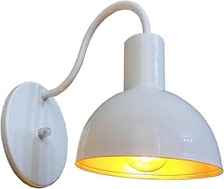 Luminária arandela branca com cúpula amarela, luz acesa, ângulo lateral, fundo branco