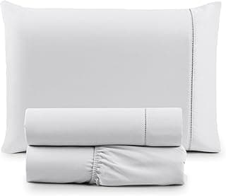 Jogo de cama branco solteiro com lençol de cima, lençol de baixo e fronhas dobradas