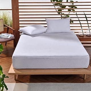 Capa protetora impermeável branca para colchão queen-size sobre cama de madeira