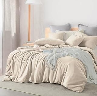 Conjunto de capa de edredom queen bege e cinza, cama arrumada com travesseiros