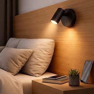 Luminária arandela LED preta com iluminação quente em um quarto com cama