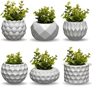 Kit de 6 vasos decorativos brancos com plantas artificiais verdes, designs geométricos variados.
