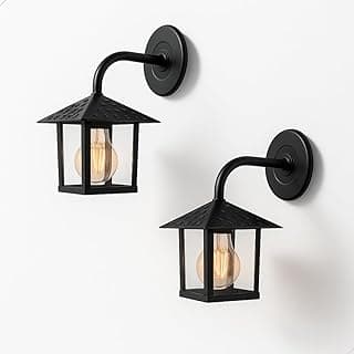 Duas arandelas de parede pretas com cúpula de vidro e iluminação interna.
