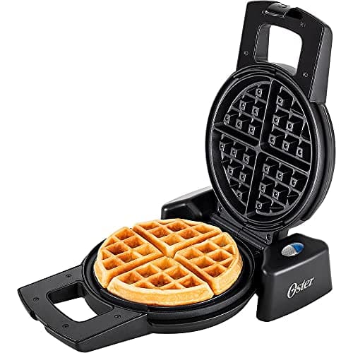 Máquina de Waffle Perform 180 Oster, preta, 220v, com waffle acabado pronto