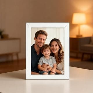 Porta-retrato branco com moldura fina, família sorridente, decoração de mesa