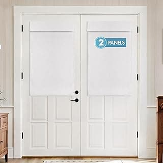 Conjunto de 2 cortinas de porta francesas 100% blackout branco, com etiqueta '2 PAINEIS', instaladas em uma porta branca.