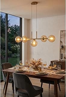Lustre pendente com cinco globos quadrados dourados âmbar sobre mesa de jantar