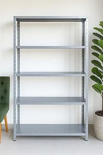 Estante de aço galvanizado com cinco prateleiras, fundo branco, estante vazia, planta em vaso branco, chão branco liso.