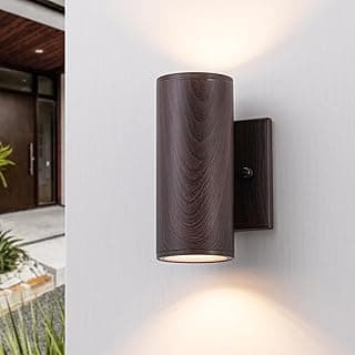 Luminária de parede externa cilíndrica em nogueira escura, iluminada, à prova d'água.