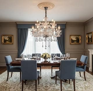 Lustre Candelabro Cristal Maria Tereza Nice 18 Lâmpadas E14 em uma sala de jantar elegante