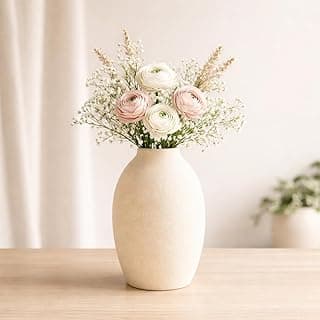 Vaso decorativo de cerâmica nude com flores brancas e rosa