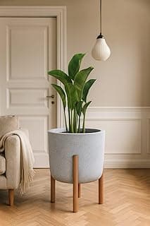 Vaso de plantas decorativo cinza claro com pé de madeira para casa