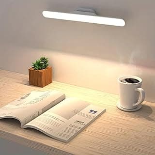 Luminária LED de mesa/parede recarregável com três níveis de brilho ajustável por toque, iluminando uma mesa com um livro aberto e uma xícara de café.
