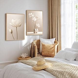 Quadros decorativos com flores brancas em fundo bege, quarto moderno com decoração neutra