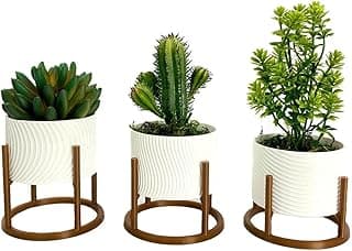 Kit de 3 vasos decorativos brancos com plantas verdes, fundo branco, estrutura de madeira marrom