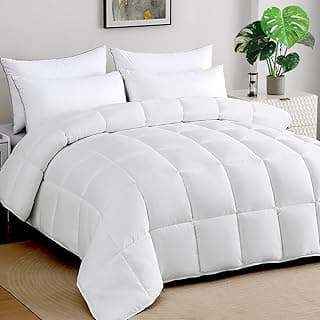 Edredom King Plus macio branco sobre cama com roupa de cama branca, fundo branco com planta verde