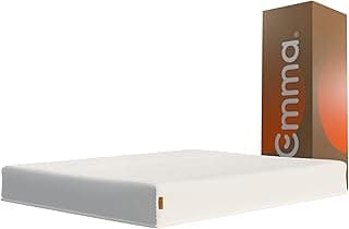 Colchão branco da marca Emma ao lado de uma caixa marrom com logotipo