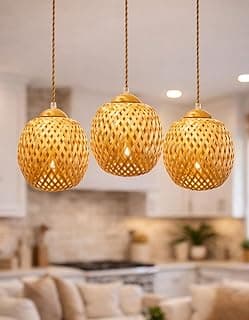 Pendentes de bambu estilo rattan artesanais suspensos em uma cozinha moderna