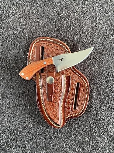 Mini Faca Campeira Tatuzinha Skinner Muladeira Artesanal 13cm, Lâmina Inox 7cm, Cabo Madeira Muirapiranga ou Resina, com Bainha Couro Legítimo – Versátil para Camping, Pesca e Uso Diário