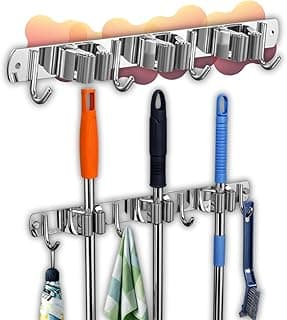 Suporte de parede para vassouras em aço inoxidável com sete acessórios, fundo branco, ângulo frontal.