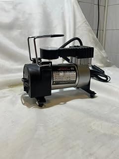 Mini compressor de ar portátil 12V com medidor de pressão 120 PSI, preto e prata, em fundo branco