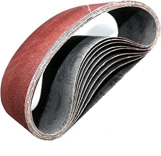 Fita de lixa marrom escuro para polimento de metal, enrolada em espiral.
