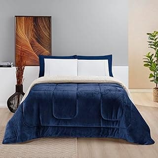 Edredom KING size azul escuro com manta de lã grossa em cama com fundo cinza e decoração artística