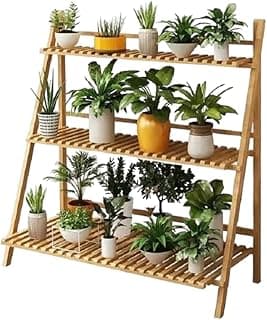 Estante de madeira ripada com três prateleiras para vasos de plantas