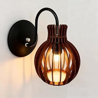 Luminária arandela de parede em madeira marrom e suporte preto, iluminada por luz amarela.